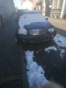 Foto: beschädigtes abgestelltes Auto in Golßen - keine Kennzeichen 
