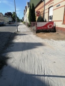Foto: Staubiger und rutschiger Sandkasten statt anforderungsgerechte Gehwegbefestigung in der Lindenstraße  