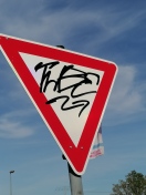 Foto: Beseitigung von Graffitivandalismus an Verkehrszeichen 205 in der oberen Spremberger Straße  