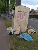 Foto: Müllhaufen an der Altkleiderbox 