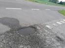 Foto: Schlagloch im Kreuzungsbereich  