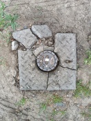 Foto: Kaputter Umrandungsstein Wasserabsperhahn 