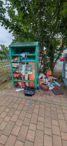 Foto: Elektroschrott und Altkleidercontainer übervoll 