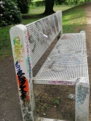 Foto: Beseitigung von Graffiti auf öffentlichen Metallsitzbänken im Schlosspark 