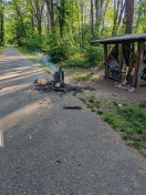 Foto: Müll und rauchende Mülleimer auf dem Radweg 