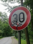 Foto: Beseitigung von Sticker und Graffitivandalismus auf offiziellen StVO-Verkehrszeichen in Dresdener Straße 