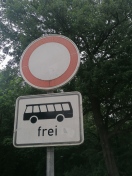 Foto: Austauschbedürftige StVO-Altbeschilderung am Busbahnhof 