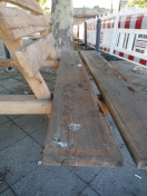 Foto: Dringende Reinigung der Sitzgelegenheiten auf dem Bahnhofsvorplatz 