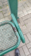 Foto: Ungewartete Wartebank in der Bushaltestelle  