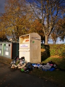 Foto: Überfüllter Altkleider-Container 