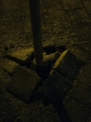 Foto: Straßenbeschilderung nicht mehr fest verankert - Umsturzgefahr bei Starkwind 