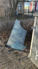Foto: Glasscheibe neben dem Glascontainer am JTT abgestellt 