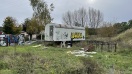 Foto: Müll und aufgebrochener Bauwagen 