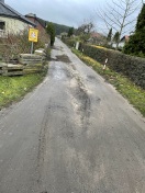 Foto: Straße kaum noch befahrbar.  