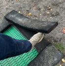 Foto: Schutzumrandung des Trampolins am Trauerberg lose 