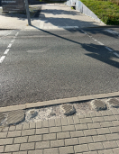 Foto:  Lose Platten/Löcher an der Ampelkreuzung - Sturzgefahr / Kreuzung Geschw.-Scholl-Str./B1 