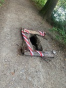 Foto: Tiefes Loch im Weg am Machnower See (bereits gestern gemeldet). Von uns heute mit Flatterband markiert. 