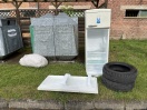 Foto: Wilde Deponie vor den Glascontainern 