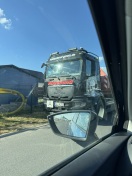 Foto: LKW auf Grünstreifen 