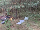 Foto: Kunststoffmüll immer noch im Wald 
