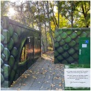 Foto: Toiletten seit über einem Jahr geschlossen, Büsche neben Spielplatz dienen als Ersatz 