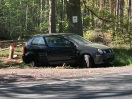 Foto: Schrott am Waldrand  