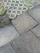 Foto: Stolpergefahr durch Gehwegplatte  