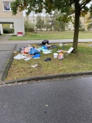 Foto: Müll vor Wohnblock  