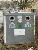 Foto: Glascontainer quillt über  