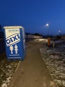 Foto: Privates Dixiklo auf Gehweg 