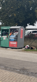 Foto: voller Kleidercontainer 