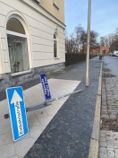 Foto: Schild umgefahren 