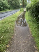 Foto: Gehweg bei Regen nicht benutzbar 