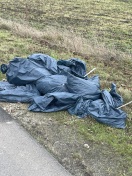 Foto: Auf der Verbindungsstraße zwischen Schwebendorf und Herzberger Chaussee wurde säckeweise Müll entsorgt.  