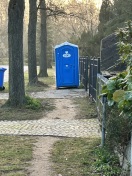 Foto: Dixi-Toilette auf Gehweg 
