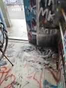 Foto: Müll in Fahrstuhl 