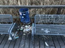 Foto: vermüllte Steganlage mit zersprengten Mülleimern 