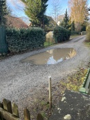 Foto: Straßenentwässerung für das Regenwasser.  