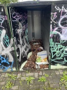 Foto: Defekte Fahrradboxen als Müllablage  