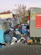 Foto: Extrem viel Müll am Penny Markt 