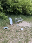Foto: Zerstörter Mülleimer beim Volleyballfeld 