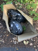 Foto:  Groß-und Kleinteiliger Müll entlang beider Seiten der Straße am Kanal  