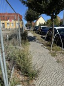 Foto: Gehweg wächst zu. Hinweis vom 4.8. keine Änderung 