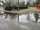 Foto: Gulli/ Abfluss verstopft / Straße-Parkplatz voller Wasser 