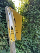 Foto: Defektes Hinweisschild 