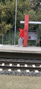 Foto: Mülleimer auf dem Bahnsteig quillt über  