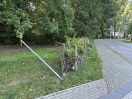 Foto: Umgeknicktes u abgerissenes Strassenschild 
