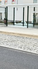 Foto: Scheibe der Bushaltestelle zerstört 