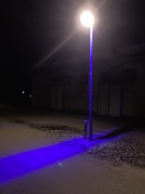 Foto: Straßenlaterne Nummer 9 leuchtet blau/lila 