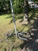 Foto: Kaputtes Fahrrad, angeschlossen an Laterne 